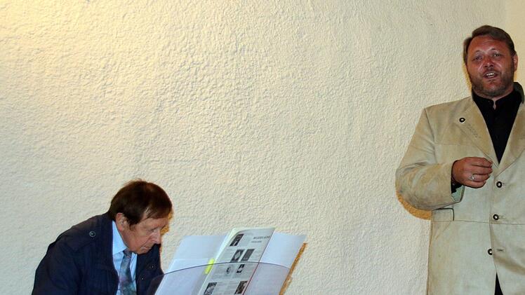 Walter Dorn begleitet Christian-Andreas Engelhardt am Keyboard. Foto: Bettina Knauth