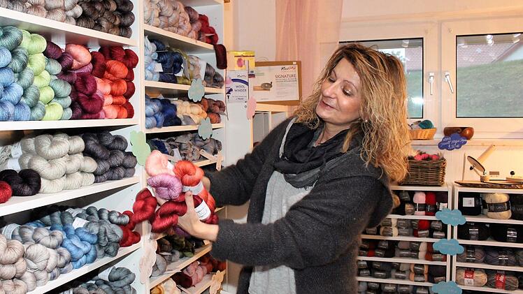 Inhaberin Ingrid Limacher liebt Wolle, ganz besonders wenn sie so kuschelweich und traumhaft gefärbt ist.Evi Seeger
