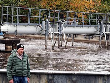 Ein Ärgernis über viele Jahre ist für Abwassermeister Walter Reuter die Kläranlage wegen häufiger Defekte mit den Räumschildern. Denn auf dem Boden der Klärbecken befinden sich Spurrillen. Die Modernisierung kommt nach Jahrzehnten jetzt wirklich nötig.  Foto: Helmut Will
