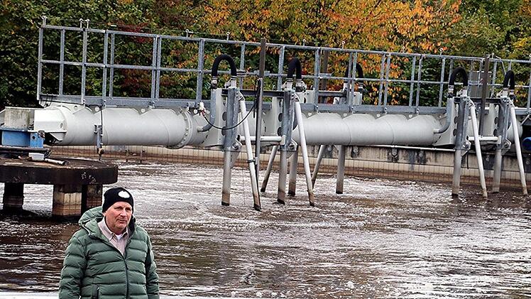 Ein Ärgernis über viele Jahre ist für Abwassermeister Walter Reuter die Kläranlage wegen häufiger Defekte mit den Räumschildern. Denn auf dem Boden der Klärbecken befinden sich Spurrillen. Die Modernisierung kommt nach Jahrzehnten jetzt wirklich nötig.  Foto: Helmut Will