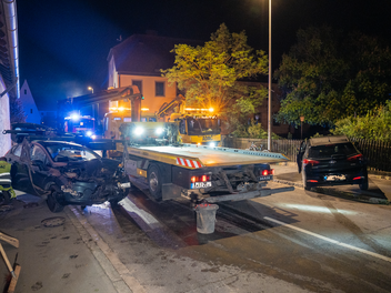 Autos bei Unfall im Kreis Erlangen-Höchstadt in Gartenzaun geschleudert