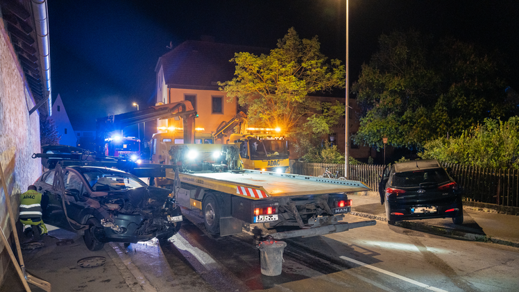 Autos bei Unfall im Kreis Erlangen-Höchstadt in Gartenzaun geschleudert
