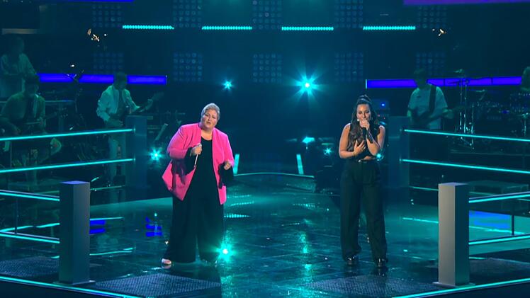 Auch Samira (rechts) ist ein Allstar, sie war schon einmal bei "The Voice" erfolgreich. Diesmal tritt sie gegen Sängerin Lily an. Überraschung: Beide kommen weiter.