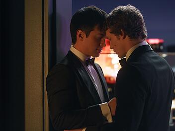 Auf dem Eis sind sie Konkurrenten, aber hinter verschlossenen T&uuml;ren kommen Shane Hollander (Hudson Williams, links) und Ilya Rozanov (Connor Storrie) sich bald n&auml;her.