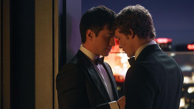 Auf dem Eis sind sie Konkurrenten, aber hinter verschlossenen T&uuml;ren kommen Shane Hollander (Hudson Williams, links) und Ilya Rozanov (Connor Storrie) sich bald n&auml;her.