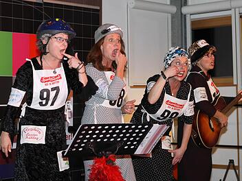 Im Seniorenheim benötigt man zwischenzeitlich einen Bodyguard, um sich die Goldzähne zu sichern! Im Bild beim Auftritt am Knock in Teuschnitz (v. l.): Helen Diaz, Liz Wilczek, Kathrin Bötsch und Heike Vogel. Foto: Michael Wunder