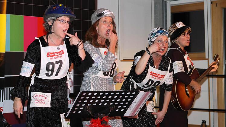 Im Seniorenheim benötigt man zwischenzeitlich einen Bodyguard, um sich die Goldzähne zu sichern! Im Bild beim Auftritt am Knock in Teuschnitz (v. l.): Helen Diaz, Liz Wilczek, Kathrin Bötsch und Heike Vogel. Foto: Michael Wunder