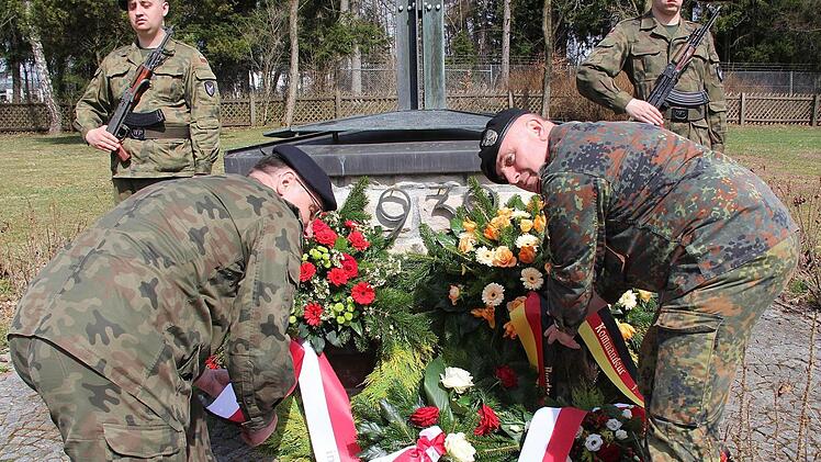 Der polnische Kommandeur Generalmajor Boguslaw Samol (links) und der deutsche Generalmajor Carsten Jacobson auf dem Polenfriedhof.