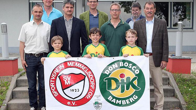 Sie wollen mit der neuen Kooperation helfen, dass Talente wie Laurenz, Johann oder Mika (vorne v. l.) ihre Träume von der großen Karriere als Fußballer wahr machen können, v. l.: Bernd Vetter, Rolf Vitzthum, Andreas Saal, Rainer Schmidt, Thomas Karch, Josef Ultsch, Günter Gerling
