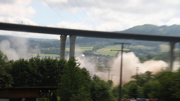 Man sah die Sprengung, bevor man sie hörte. Heute Punkt 10:02:45 Uhr wurde die alte Sinntalbrücke gesprengt. Fotos: Ulrike Müller