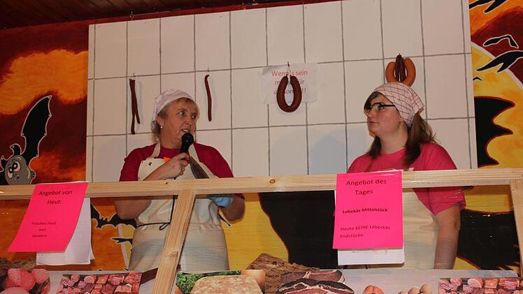 Dorfgeschehen an der Metzgertheke: Ute Becker und Veronika Erb lassen das Dorfgeschehen Revue passieren. Foto: Birgit Will