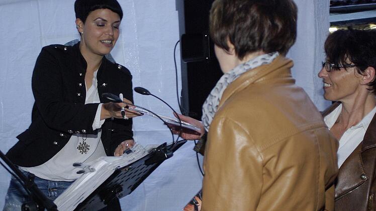 Selbstsignierte CDs von sabho waren gefragt beim Plootzfest 2014, das Sabine Holzinger natürlich musikalisch ausstattete.  Foto: Winfried Ehling