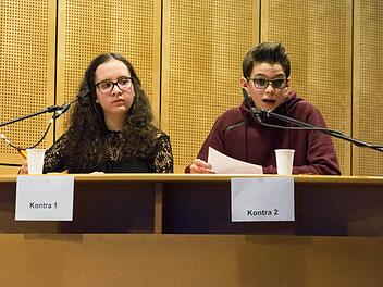 Antonia Zeitlmann (Marktgräfin-Wilhelmine-Gymnasium Bayreuth), Cedrik Siegert (Ehrenbürg-Gymnasium Forchheim) in der Finaldebatte in der Altersgruppe I des Wettbewerbs. Foto: Björn Hein