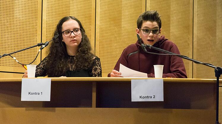 Antonia Zeitlmann (Marktgräfin-Wilhelmine-Gymnasium Bayreuth), Cedrik Siegert (Ehrenbürg-Gymnasium Forchheim) in der Finaldebatte in der Altersgruppe I des Wettbewerbs. Foto: Björn Hein