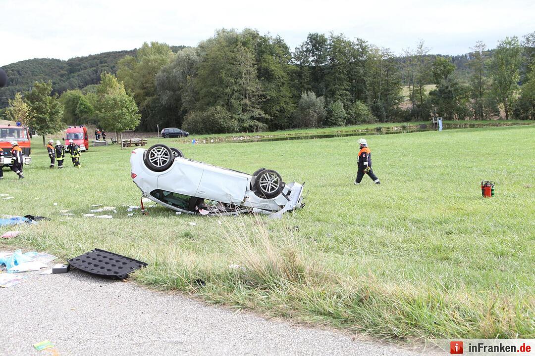 Pkw landet bei Kemmathen auf dem Dach