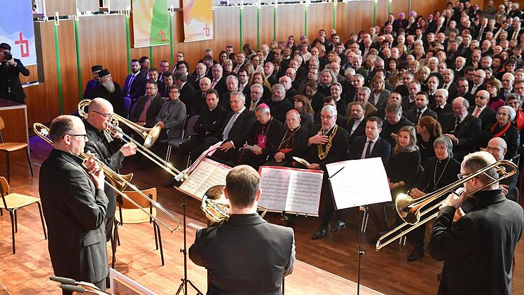 Voll besetzt war das Coburger Kongresshaus am Samstagvormittag. In der ersten Reihe saßen unter anderem der rumänisch-orthodoxe Bischof Serafim Joanta, Bayerns Justizminister Joachim Hermann, Coburgs Oberbürgermeister Norbert Tessmer, Staatssekretär Thomas Silberhorn und Regionalbischöfin Dorothea Greiner. Fotos: Simone Bastian