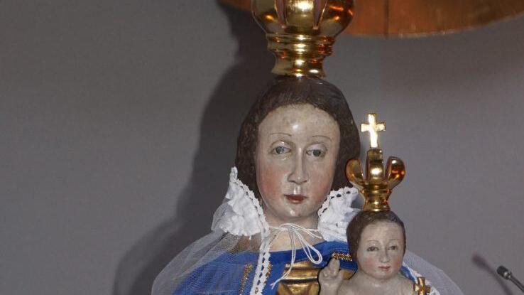 Ziel der vielen Besucher auf dem Maria Ehrenberg ist die "Mutter der Barmherzigkeit": eine spätgotische Madonna mit Jesuskind aus dem 15. Jahrhundert. Foto: Marion Eckert