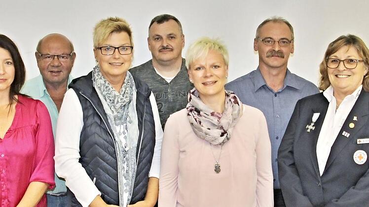 Ehrenbereitschaftsleiter Manfred Biertempfel (links), Bürgermeister Wolfgang Borst und Kreisbereitschaftsleiterin Anne Grimmer (von rechts) würdigten diese Frauen und Männer für jeweils 25 Blutspenden.