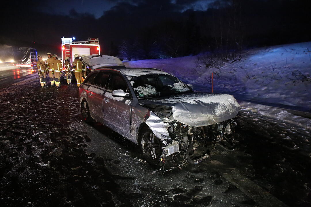 Zu schnell auf verschneiter Fahrbahn: BMW schleudert in Audi