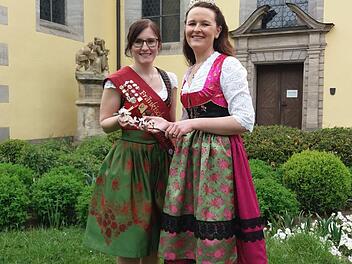 Sandra Grau (links) übergibt das Zepter an die neue Kirschenkönigin, Rebecca Daut, die das größte zusammenhängende Süßkirschenanbaugebiet Europas in den kommenden beiden Jahren repräsentieren wird. Das tut sie in fränkischer Tracht, entworfen von Familie Rosenbauer in Kunreuth. Fotos: Johannes Höllein
