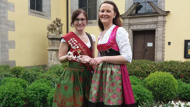 Sandra Grau (links) übergibt das Zepter an die neue Kirschenkönigin, Rebecca Daut, die das größte zusammenhängende Süßkirschenanbaugebiet Europas in den kommenden beiden Jahren repräsentieren wird. Das tut sie in fränkischer Tracht, entworfen von Familie Rosenbauer in Kunreuth. Fotos: Johannes Höllein