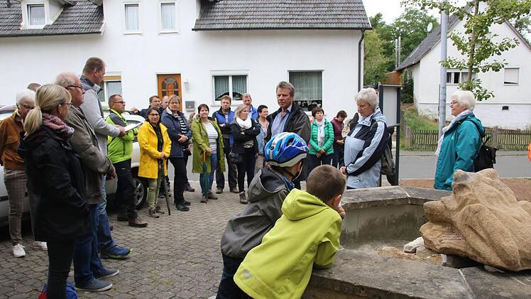 Der Frosch an der Station "Krötschatz" wacht schon in Obersiemau. Davon konnte sich eine Gruppe der Sternwanderung überzeugen. Michael Stelzner