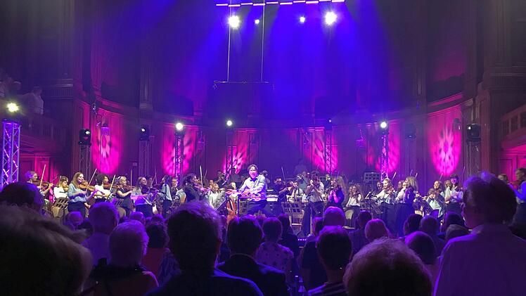 So viel Nähe war früher - wie hier bei dem mitreißenden Konzert "Waterworks" des Baltic Sea Philharmonic im Sommer 2018 im überfüllten Max-Littmann-Saal. In diesem sind bei den "Carmina Burana" nur 200 Besucher zugelassen, die Musik muss "aus der Dose" oder von der - hochkarätigen - CD kommen. Die optischen Eindrücke können sich allerdings wiederholen dank der von Carl Orff geforderten "Magischen Bilder", die der Multimediakünstler Michael Carstens eigens für Bad Kissingen entwickelt hat.  Fo...