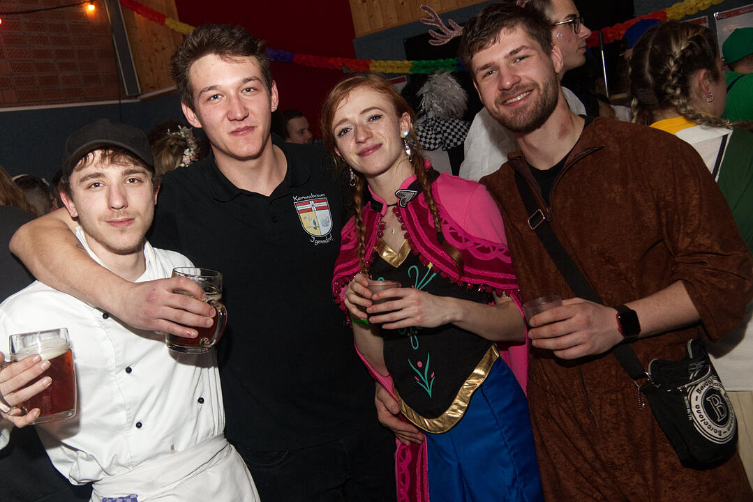 Fasching pur in der Grundschulturnhalle