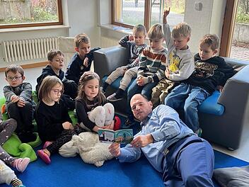 Michael Hofmann liest im Kindergarten vor.