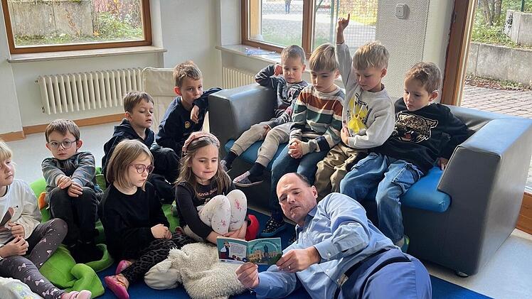 Michael Hofmann liest im Kindergarten vor.