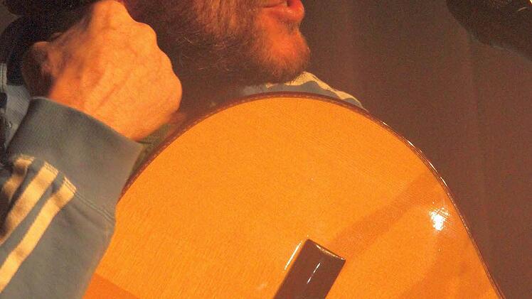 Der Mann war populär und ist Kult geblieben. Nicht im schicken Schwabing, nicht in den hippen Clubs - aber hier beim Prechtel zwischen Karpfen und Bier.