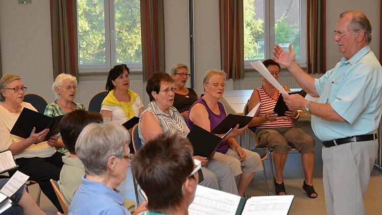 Edmund Seller dirigiert den Waldfensterer Kirchenchor am 28. Juli zum letzten Mal. Danach legt er sein Amt in jüngere Hände. Foto: Björn Hein
