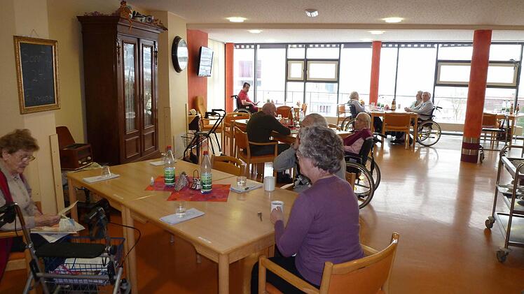 Immer mehr Menschen werden immer älter. Pflegekräfte haben daher und auch in der Zukunft hervorragende Chancen im Berufsleben. Foto: Edgar Bartl