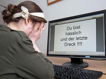 Viele Jugendliche leiden heute - oft ohne dass es ihre Eltern wissen - unter Cybermobbing. Archiv-Foto: Klaus Gagel