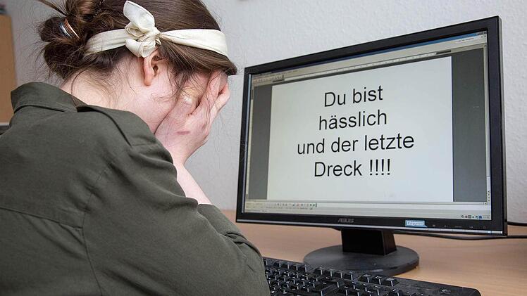 Viele Jugendliche leiden heute - oft ohne dass es ihre Eltern wissen - unter Cybermobbing. Archiv-Foto: Klaus Gagel