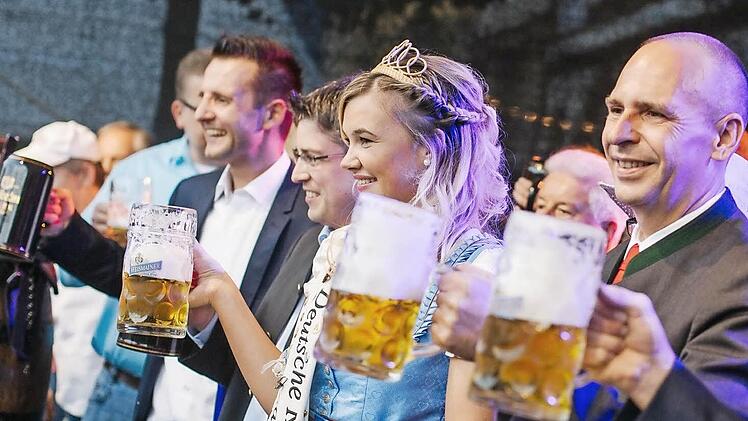 Bürgermeister, Brauereichef, Korbstadtkönigin und Landrat stoßen an.