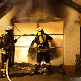 Auto samt Garage ausgebrannt