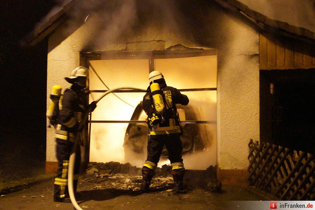 Auto samt Garage ausgebrannt
