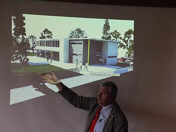 Eberns Bürgermeister zeigt ein Bild vom geplanten Neubau für die Mittagsbetreuung. Fotos: Helmut Will