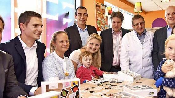 Die Spielerfinder Oliver Kolb und Stefan Wagner (von links) mit Tina Scherzer (stv. Stationsleitung), Patientin Elisa mit ihrer Mutter, Jürgen Vaupel und Florian Kelm (Siemens Healthineers), Sven Dittrich (Leiter Kinderkardiologie), Guido Börner (Siemens Healthineers) und Patientin Finya mit ihrer Mutter  Foto: Uni-Klinikum Erlangen