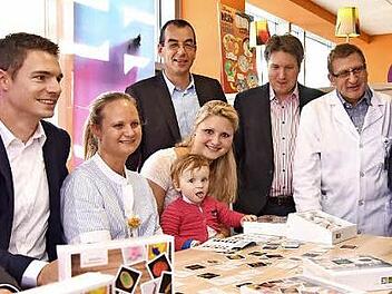 Die Spielerfinder Oliver Kolb und Stefan Wagner (von links) mit Tina Scherzer (stv. Stationsleitung), Patientin Elisa mit ihrer Mutter, J&uuml;rgen Vaupel und Florian Kelm (Siemens Healthineers), Sven Dittrich (Leiter Kinderkardiologie), Guido B&ouml;rner (Siemens Healthineers) und Patientin Finya mit ihrer Mutter  Foto: Uni-Klinikum Erlangen