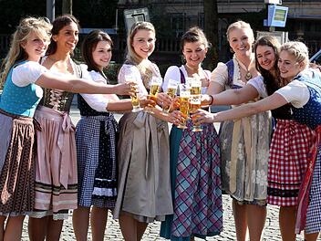 Die "alte" Bierkönigin Sabine-Ann Ullrich (vierte von links) und ihre potenziellen Nachfolgerinnen (von links nach rechts): Lisa Papperger, Latifah Wilson, Johanna Merkenschlager, Lena Hochstraßer, Jessica Dillinger, Melanie Fraas, Lena Therese Urban. Foto: Bayerischer Brauerbund e. V.