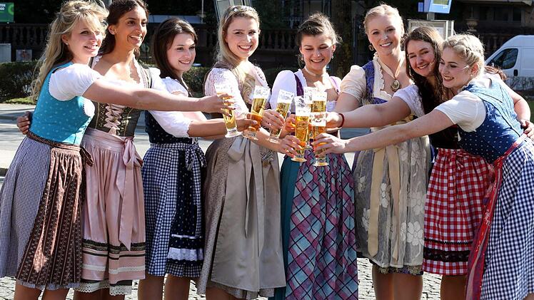 Die "alte" Bierkönigin Sabine-Ann Ullrich (vierte von links) und ihre potenziellen Nachfolgerinnen (von links nach rechts): Lisa Papperger, Latifah Wilson, Johanna Merkenschlager, Lena Hochstraßer, Jessica Dillinger, Melanie Fraas, Lena Therese Urban. Foto: Bayerischer Brauerbund e. V.