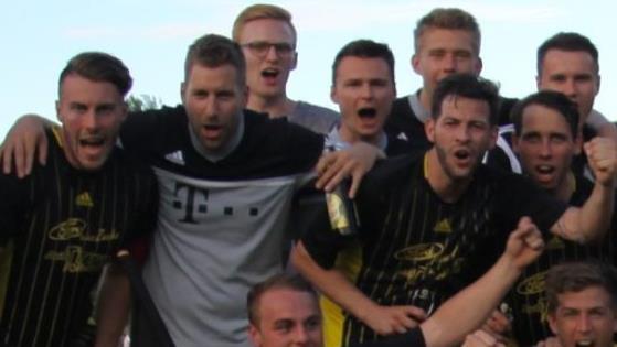 Christian Enk (2. v. li.) avancierte in seinem ersten Saisonspiel zum Matchwinner und steigt mit dem SC Adelsdorf in die Bezirksliga auf.  Foto: Uwe Kellner