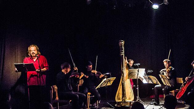 Das Philharmonische Quartett M&uuml;nchen, die Harfenistin Teresa Zimmermannund Egbert Tholl als Sprecher interpretierten "Die Maske des roten Todes" von Edgar Allen Poe in der Vertonung von Andr&eacute; Caplet.Foto: Jochen Berger