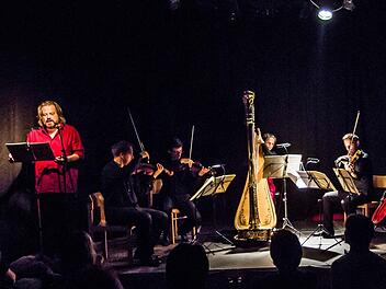 Das Philharmonische Quartett München, die Harfenistin Teresa Zimmermannund Egbert Tholl als Sprecher interpretierten "Die Maske des roten Todes" von Edgar Allen Poe in der Vertonung von André Caplet.Foto: Jochen Berger