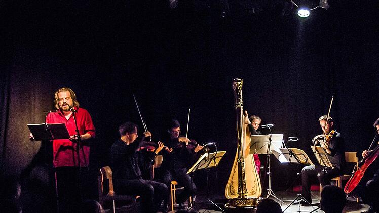 Das Philharmonische Quartett München, die Harfenistin Teresa Zimmermannund Egbert Tholl als Sprecher interpretierten "Die Maske des roten Todes" von Edgar Allen Poe in der Vertonung von André Caplet.Foto: Jochen Berger