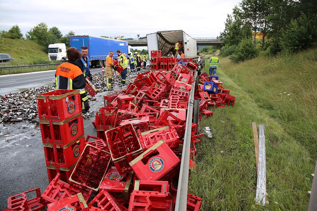 Laster verliert Ladung: Bier verteilt sich auf A9 bei Bad Berneck