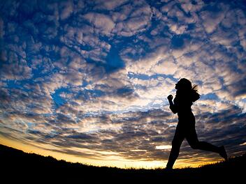 Eine Sportlerin soll in Bamberg eine Radlerin vom Rad gesto&szlig;en haben und daraufhin geflohen sein. Symbolbild: Christoph Schmidt/dpa
