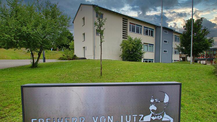Im Mittelschulverband Münnerstadt-Nüdlingen werden Mittelschüler aus beiden  Kommunen unterrichtet. Der Schulkomplex an der Schützenstraße, zudem auch  eine Grundschule gehört, ist nach dem früheren Ministerpräsidenten Freiherr  von Lutz benannt. Foto: Dieter Britz